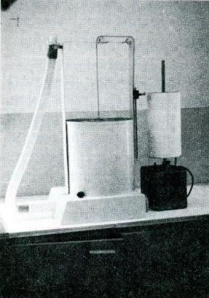 A typical flow rate spirometer from 1966, used to assess how effectively air moves in and out of the lungs and lung capacity.